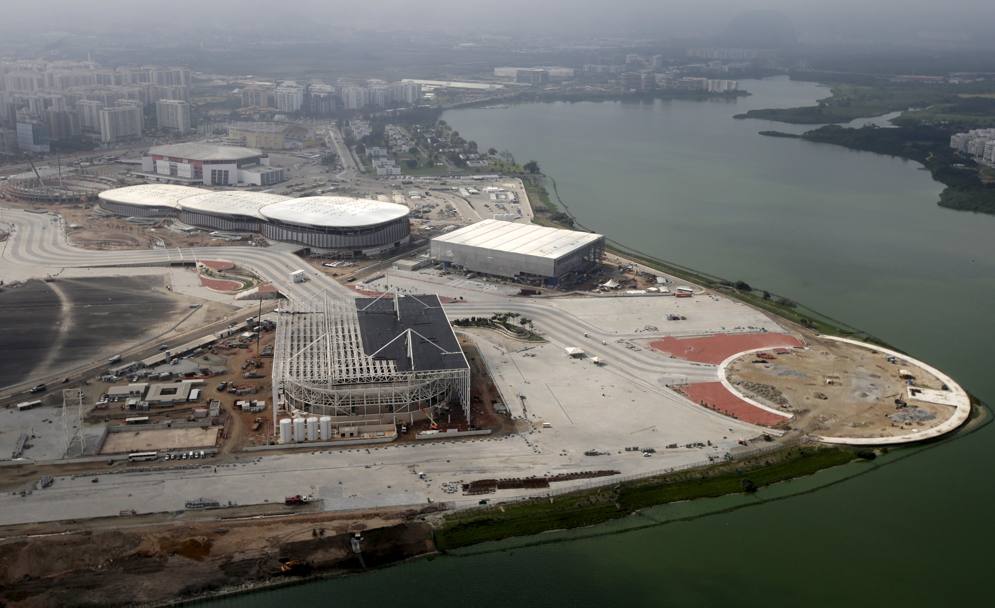 Conto alla rovescia per le Olimpiadi 2016 a Rio de Janeiro: -365 giorni. Una serie di vedute aeree degli impianti sportivi in costruzione; qui l&#39;Olympic Park di Barra (Reuters)